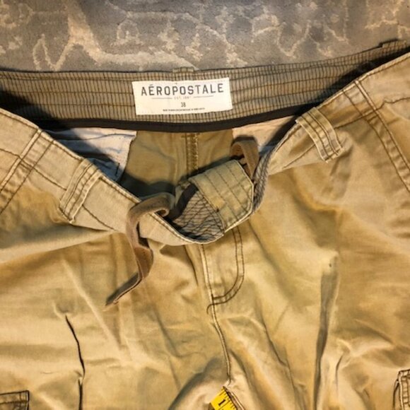 Aeropostale cargo shorts, 11 in inseam, flapped pockets on back khaki - Picture 2 of 3